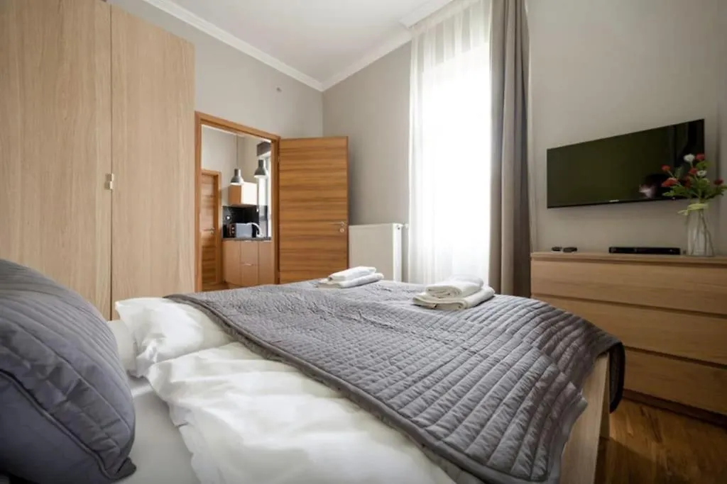 Art Deco Apartment 3 Bedroom, 3 Bathroom, Balcony Budapest